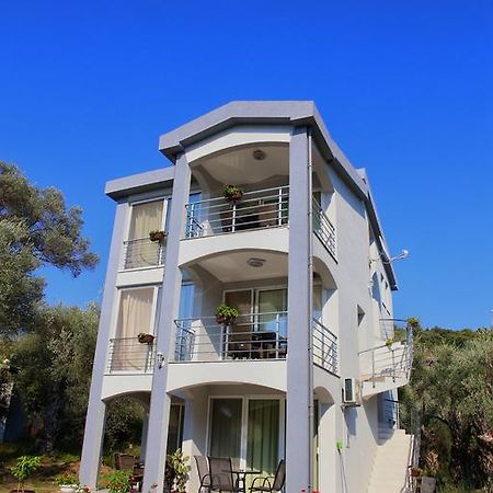 Nana Dea 2 Apartment Утеха Стая снимка