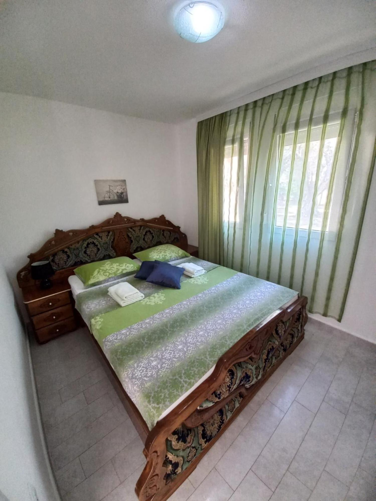 Nana Dea 2 Apartment Утеха Стая снимка