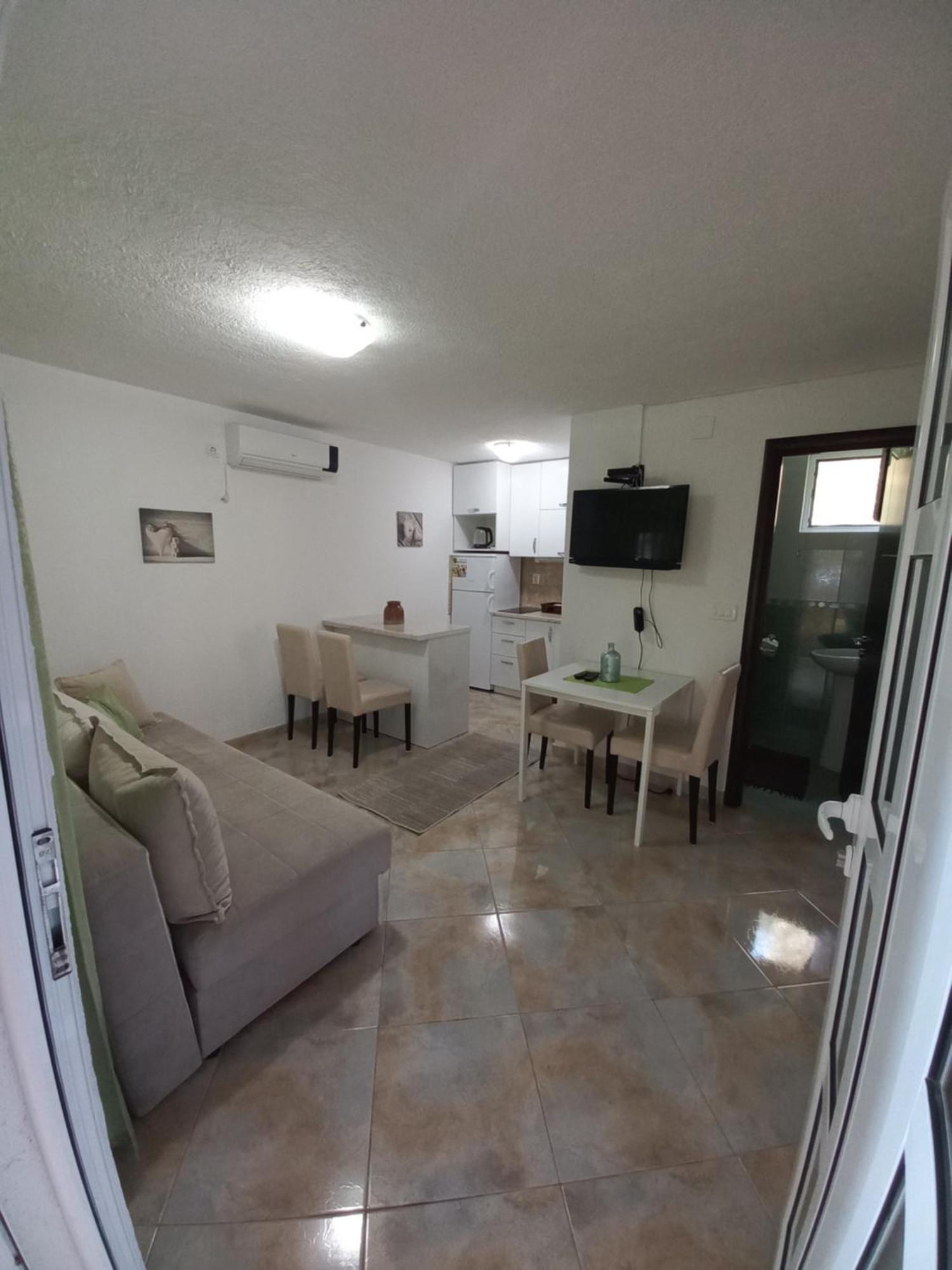 Nana Dea 2 Apartment Утеха Стая снимка