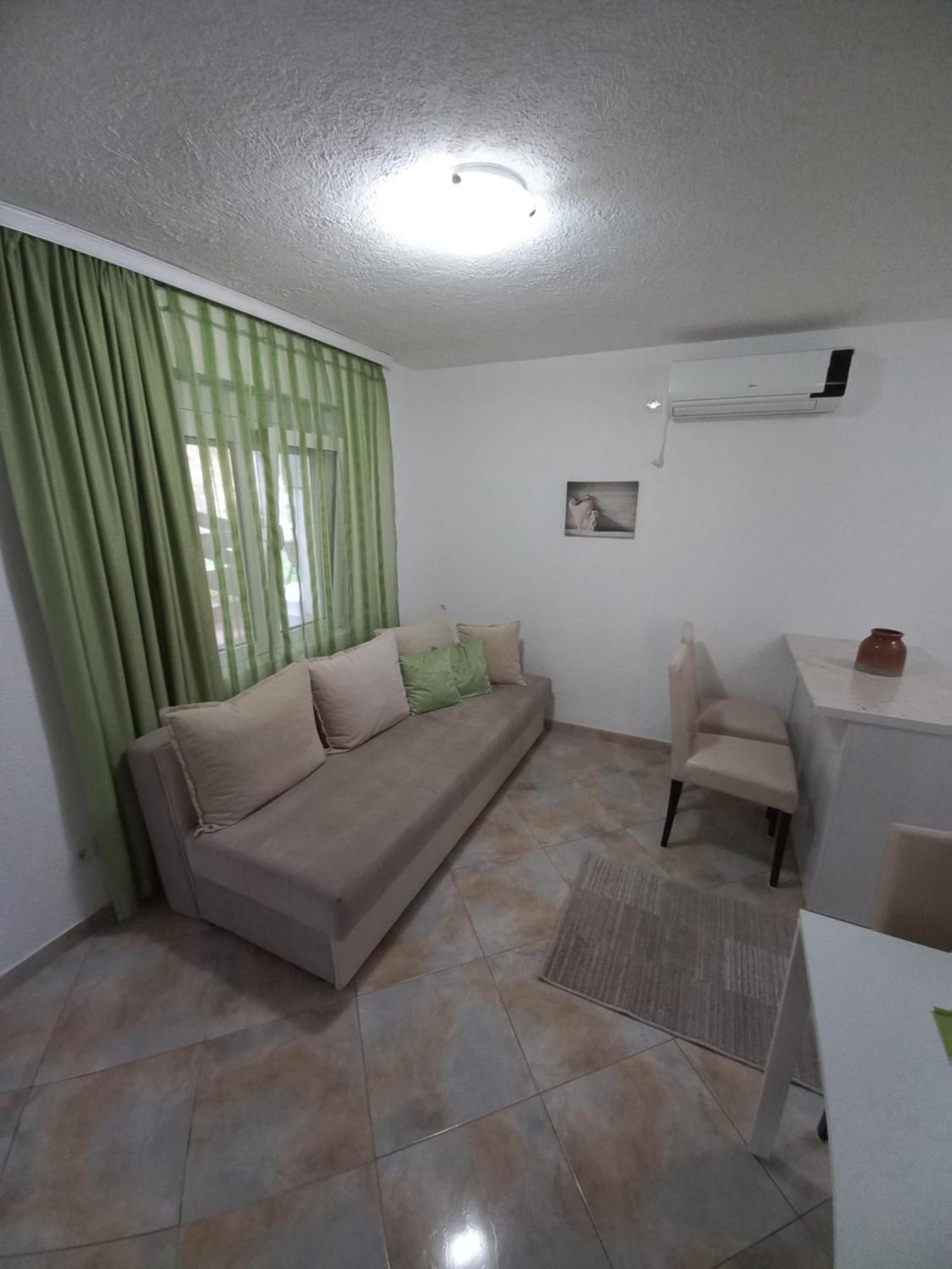Nana Dea 2 Apartment Утеха Стая снимка
