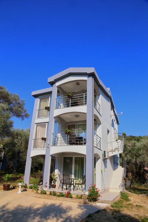 Nana Dea 2 Apartment Утеха Стая снимка